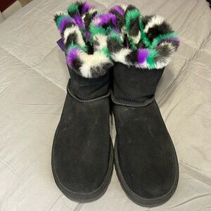 Black Ugg boots.